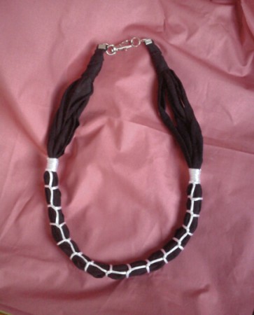collar de tela y cola de ratón b/n